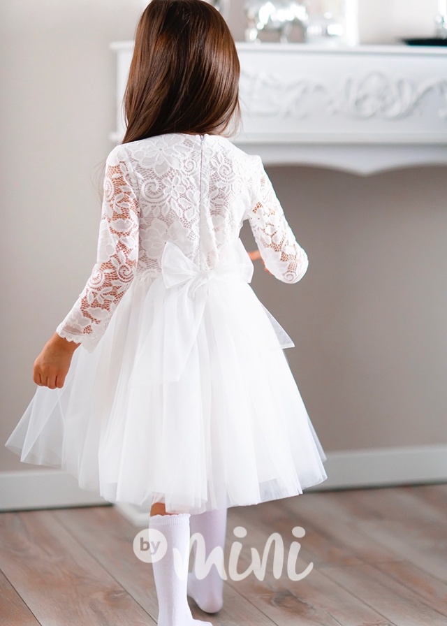 Bílé dívčí šaty na svatbu